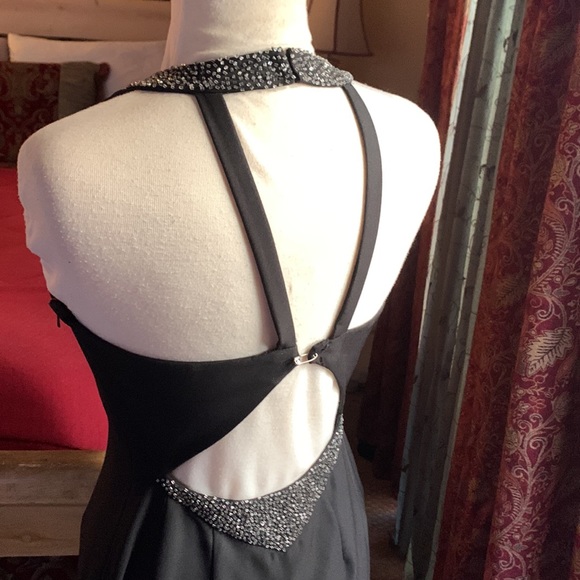 Elegant gown. Formal, sexy without too much flash - Picture 1 of 5
